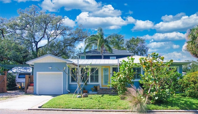 view of front of home featuring a front yard and a garage