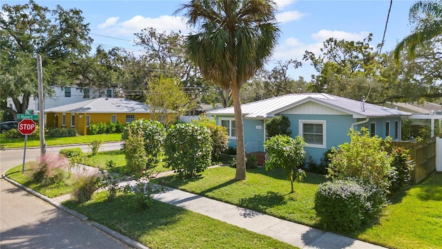 view of front of home featuring a front lawn