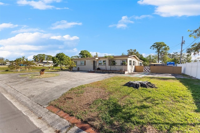 single story home featuring a front lawn