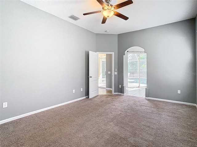 carpeted empty room featuring ceiling fan