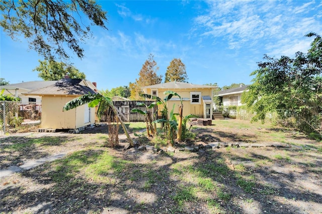 view of yard featuring a fenced backyard and an outbuilding