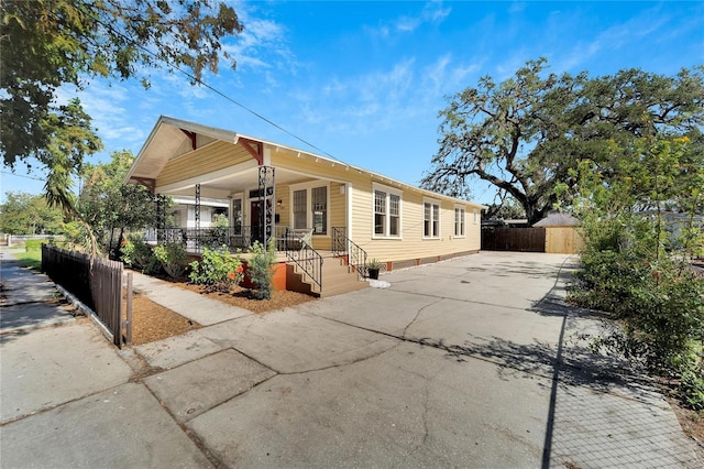 view of front facade with a fenced front yard and a porch