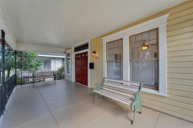 property entrance featuring a porch