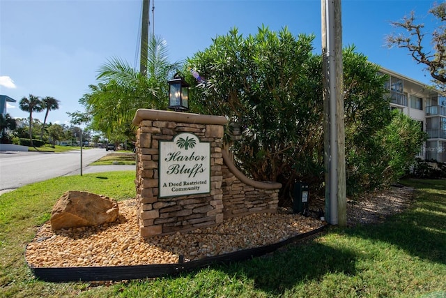 community / neighborhood sign featuring a lawn