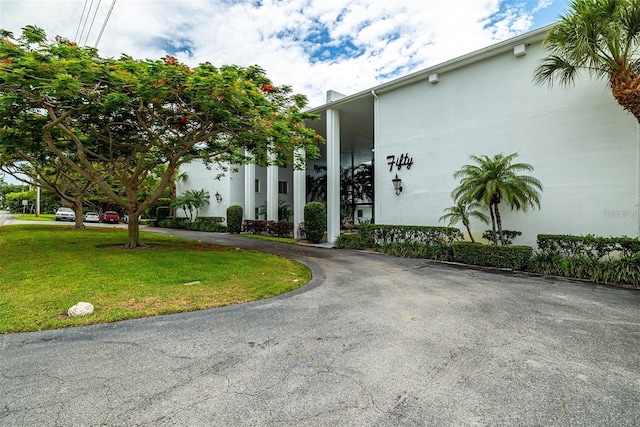 exterior space featuring a front yard