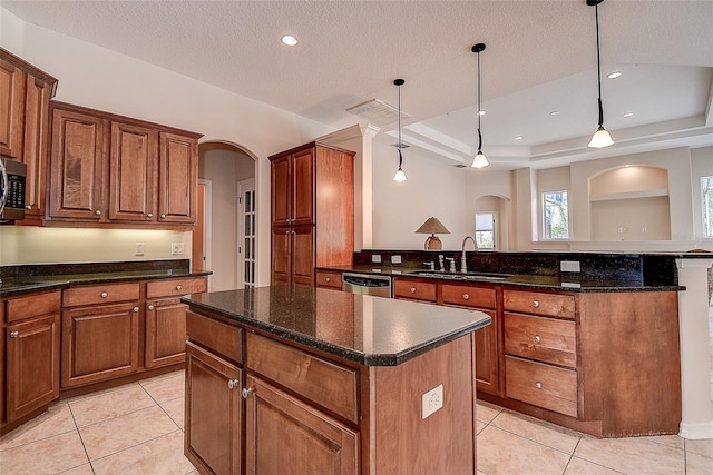 kitchen featuring stainless steel appliances, a textured ceiling, sink, and a kitchen island