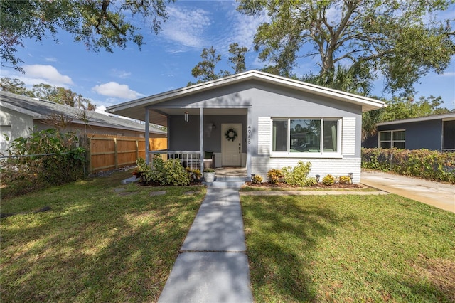 bungalow featuring a front yard