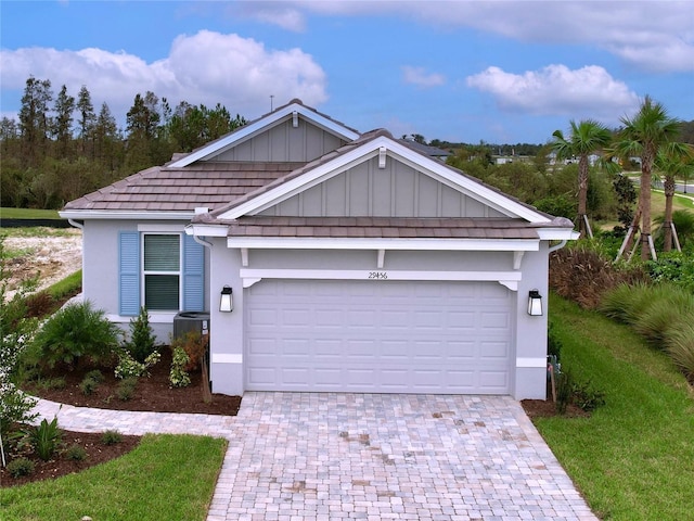 view of front facade featuring a garage