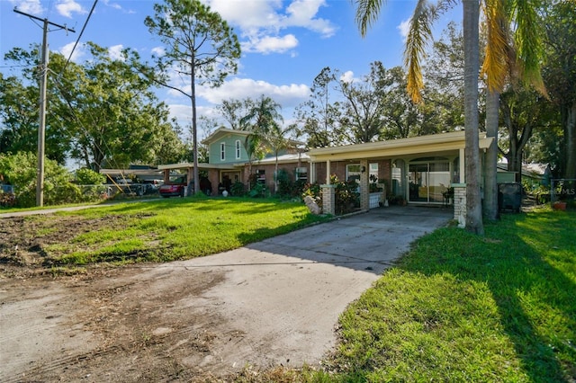 view of front facade featuring a carport and a front yard