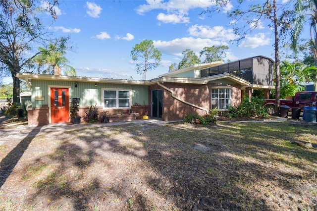 ranch-style house featuring a front yard