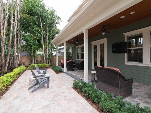 view of patio / terrace featuring fence, an outdoor hangout area, a ceiling fan, and french doors