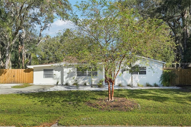 view of front of house featuring a front yard