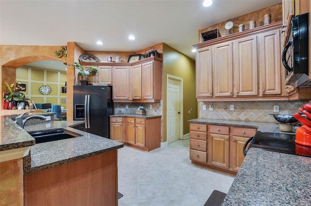 kitchen with sink, black appliances, and decorative backsplash