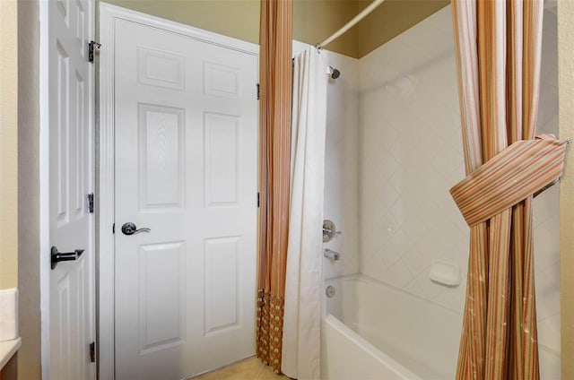 bathroom with shower / tub combo