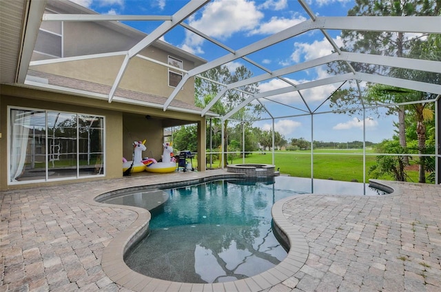 view of pool featuring a lanai, a lawn, a patio, and an in ground hot tub