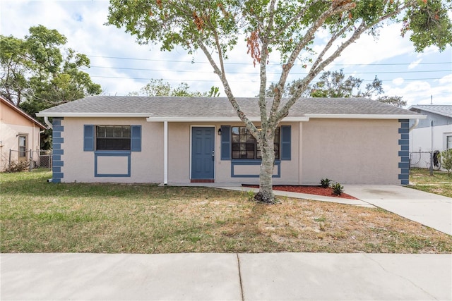 ranch-style home featuring a front lawn