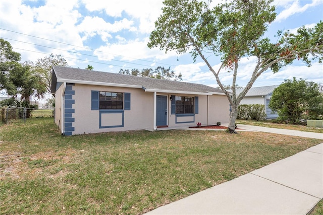 view of front of property featuring a front yard