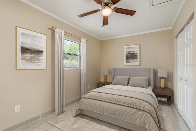 bedroom featuring ceiling fan, a closet, light wood-type flooring, and ornamental molding