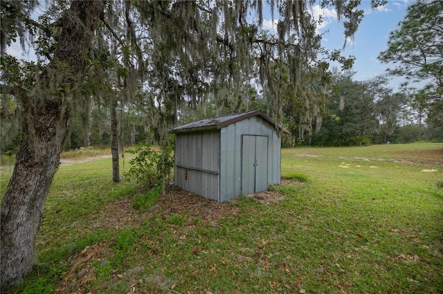 view of outdoor structure featuring a yard