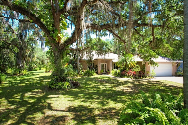 view of front of property featuring a front lawn and a garage