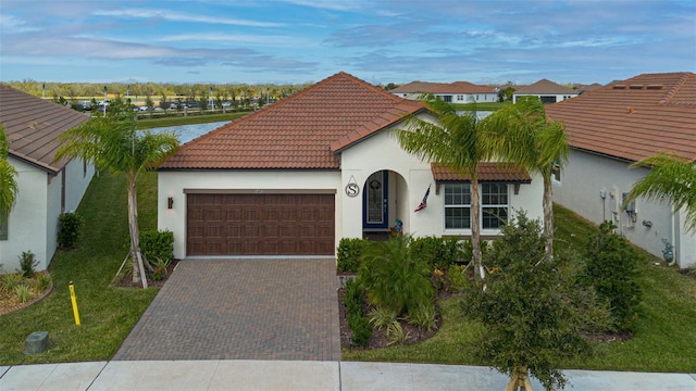 view of front of home featuring a front yard and a garage