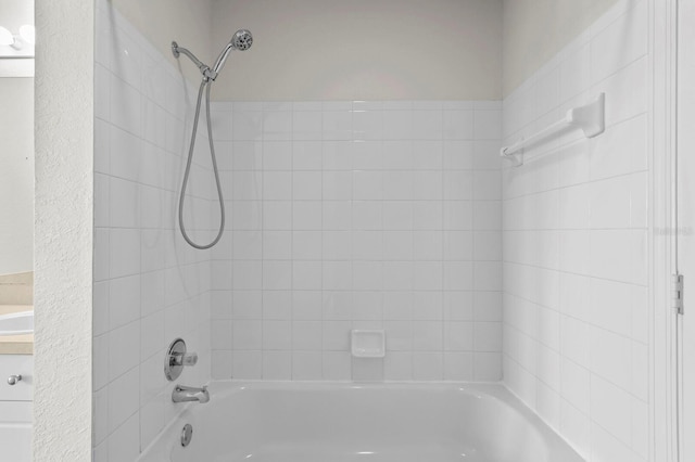 bathroom featuring tiled shower / bath