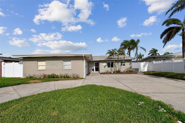 single story home with a front yard