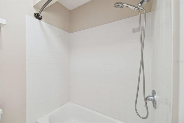 bathroom with tiled shower / bath