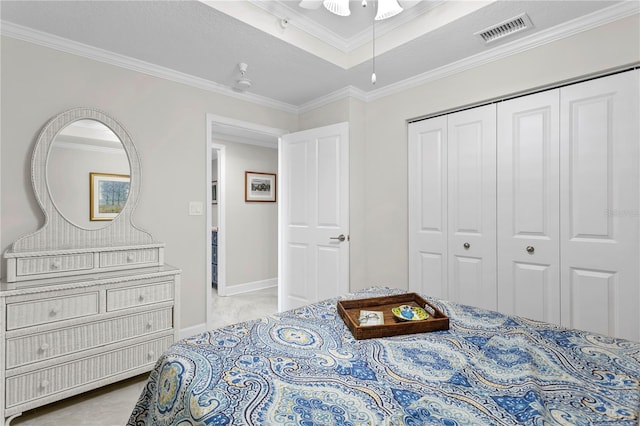 bedroom with a closet, ceiling fan, light colored carpet, and ornamental molding