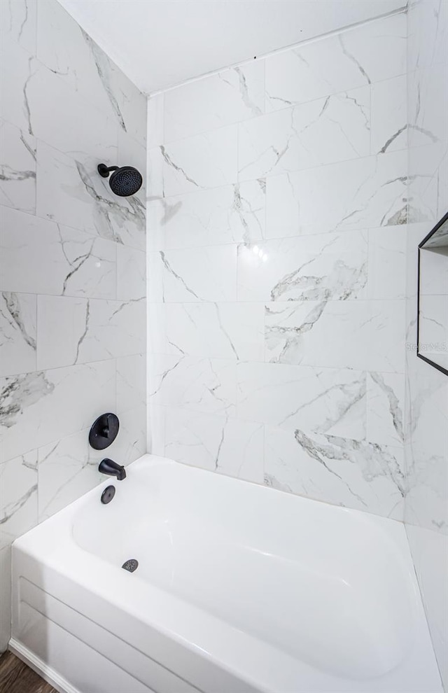 bathroom with tiled shower / bath combo