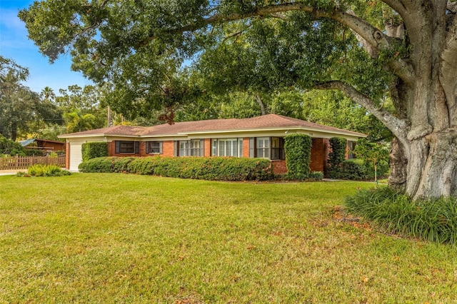 ranch-style home with a front yard