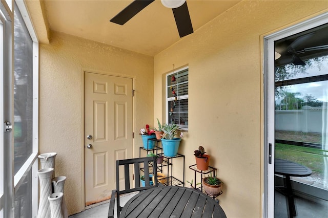 sunroom with ceiling fan