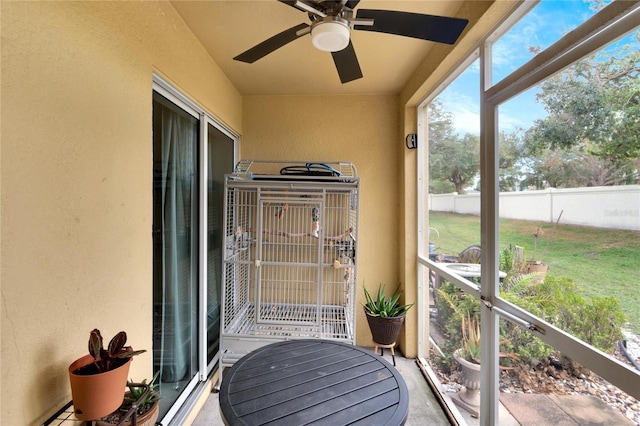 sunroom with ceiling fan