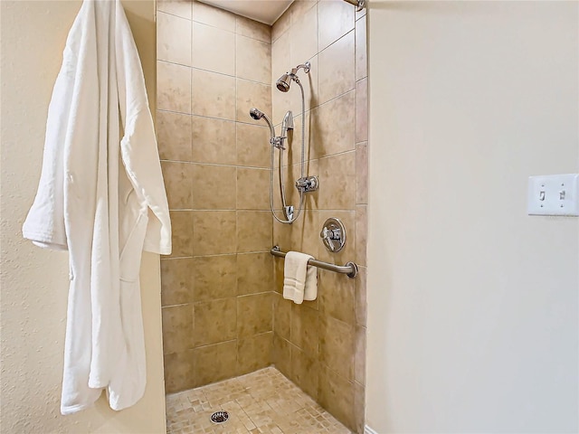 bathroom featuring tiled shower