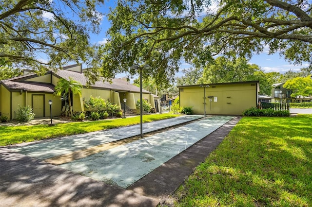 view of property's community featuring a lawn