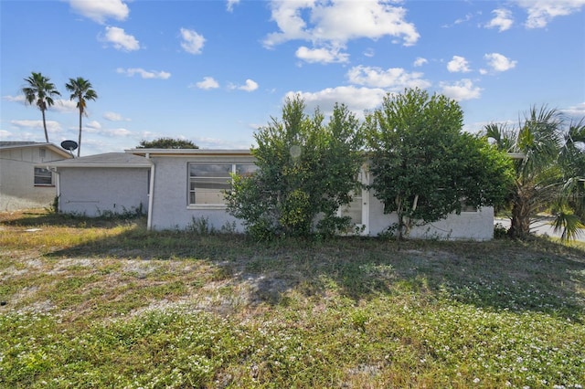 7511 Tyson Dr, Port Richey, FL 34668 - view of side of home with stucco siding