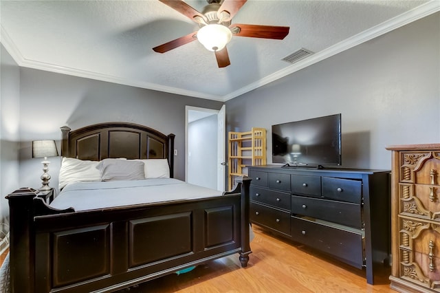 bedroom with light hardwood / wood-style floors, a textured ceiling, ceiling fan, and crown molding