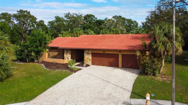 view of front of house featuring a garage and a front yard