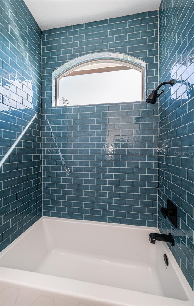 bathroom with tiled shower / bath combo