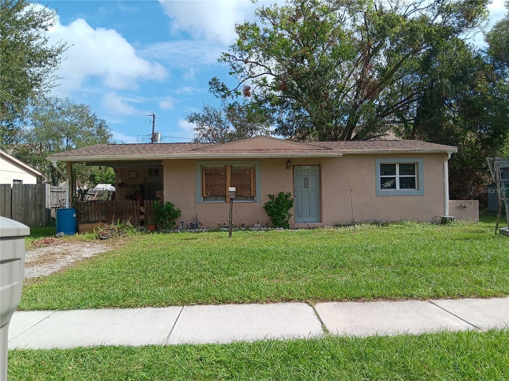 view of front of house featuring a front lawn