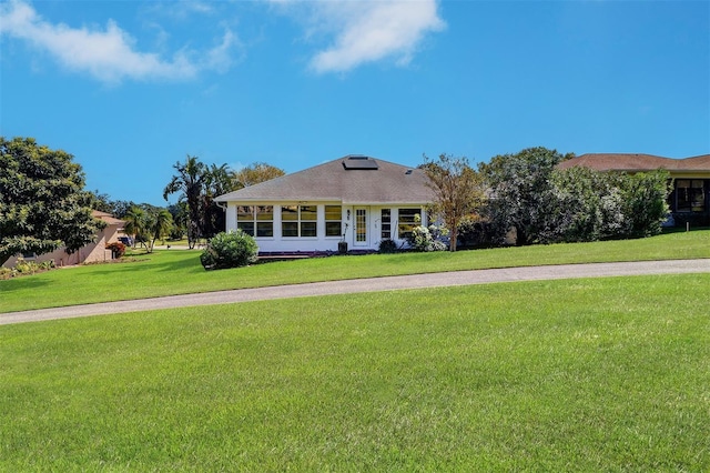 ranch-style house featuring a front yard