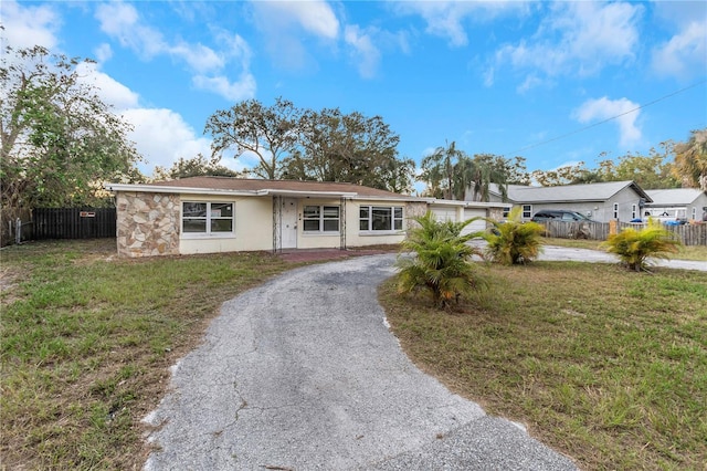 single story home with a front lawn