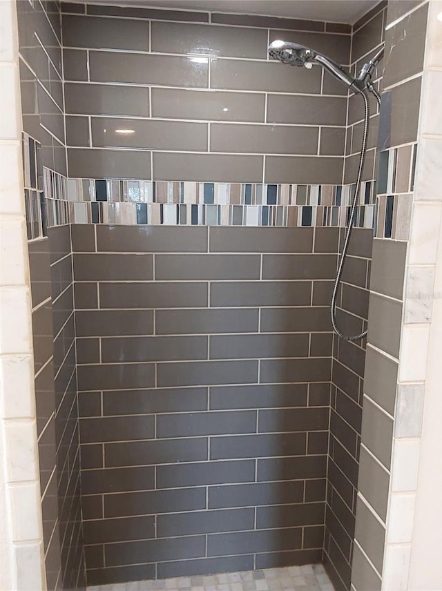 details featuring tiled shower