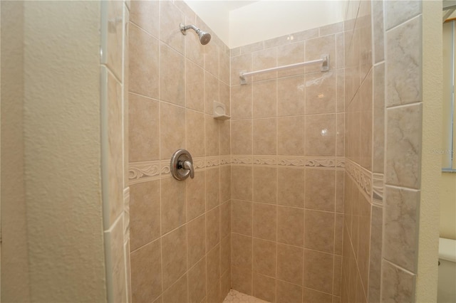 bathroom featuring a tile shower