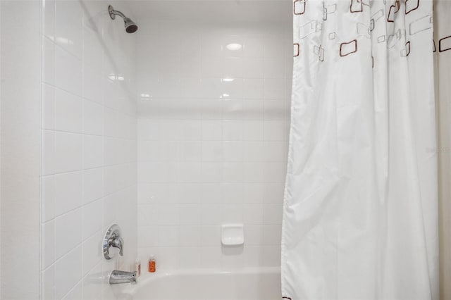 bathroom with shower / bath combo