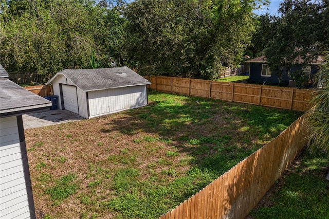 view of yard featuring a storage shed