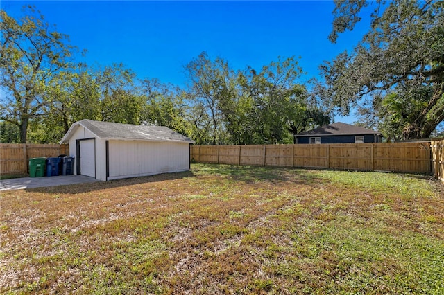 view of yard featuring an outbuilding