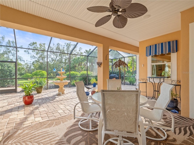 sunroom with ceiling fan