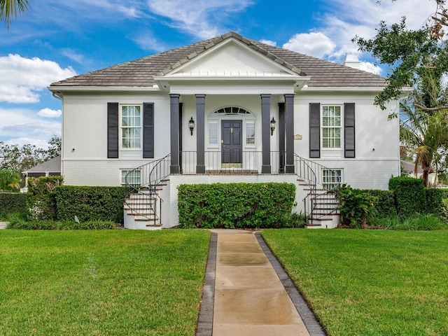 view of front of property featuring a porch and a front yard