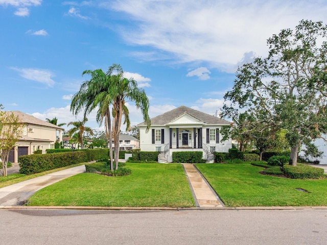 view of front facade featuring a front yard and covered porch